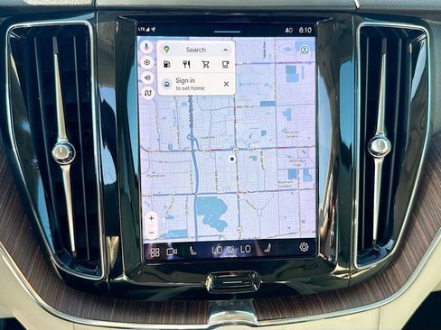 Used 2022 Volvo XC60 B5 Momentum image 14