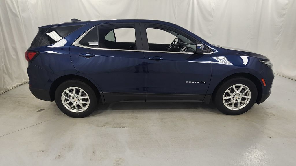 Used 2022 Chevrolet Equinox LT FWD image 2