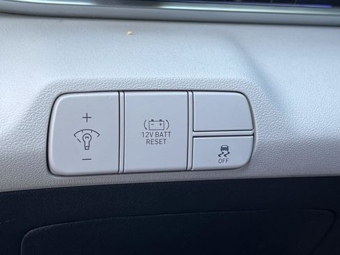 Used 2025 Hyundai Elantra Limited FWD image 27