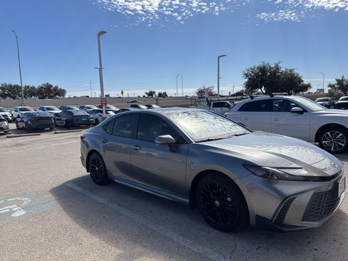 Used 2025 Toyota Camry SE w/ Convenience Package image 2