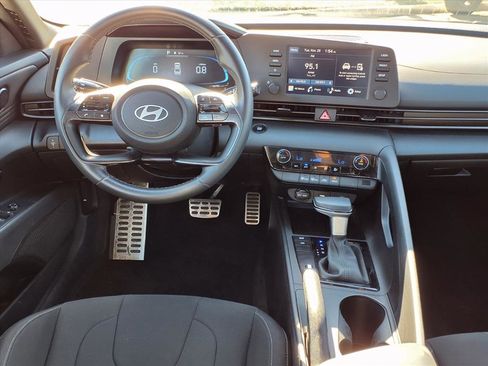 Used 2025 Hyundai Elantra Sport image 13