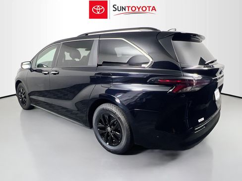 Used 2023 Toyota Sienna XLE FWD image 6