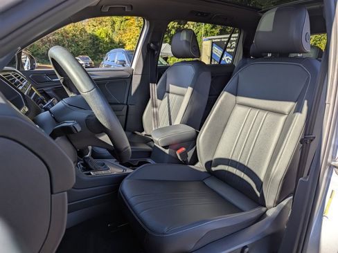 Certified 2022 Volkswagen Tiguan SE R-Line image 27