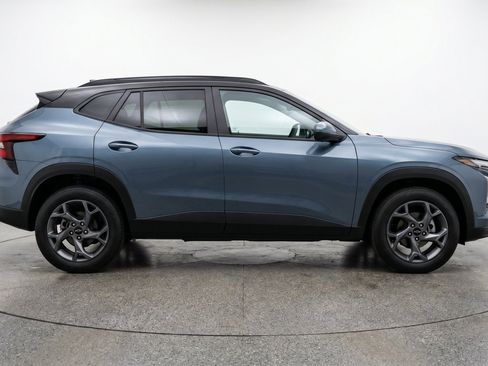 Used 2025 Chevrolet Trax LT FWD image 11
