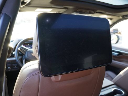 Used 2025 Chevrolet Tahoe High Country AWD/4WD image 4