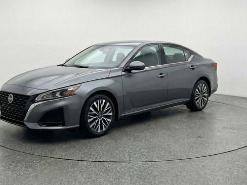 Used 2025 Nissan Altima 2.5 SV FWD image 3