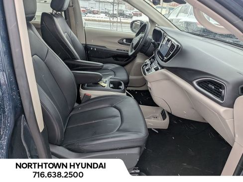 Used 2024 Chrysler Pacifica Touring-L image 40