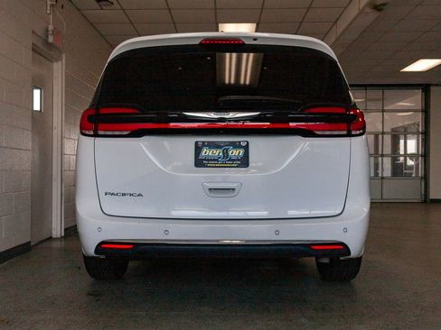 Certified 2024 Chrysler Pacifica Touring-L FWD image 6