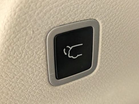 Used 2023 Chrysler Pacifica Touring-L FWD image 28