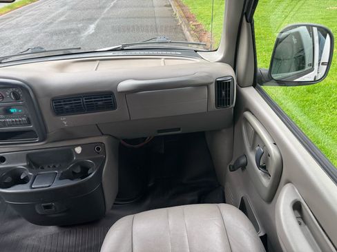 Used 2000 GMC Savana 3500 Extended Passenger RWD image 27