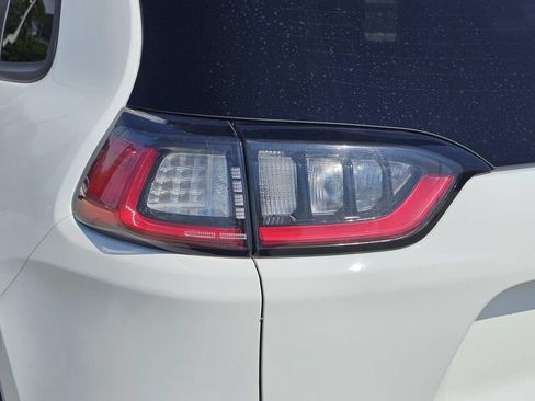 Used 2021 Jeep Cherokee Latitude FWD image 11