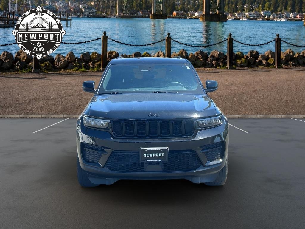 Used 2023 Jeep Grand Cherokee Altitude AWD/4WD image 2