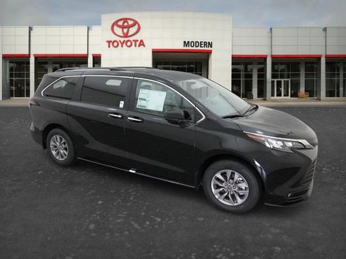 New 2026 Toyota Sienna XLE image 4