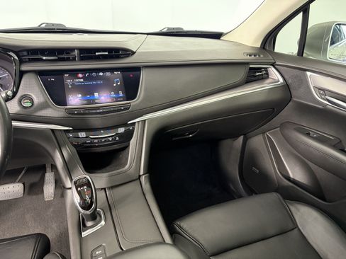 Used 2017 Cadillac XT5 Luxury w/ Driver Awareness Package AWD/4WD image 4