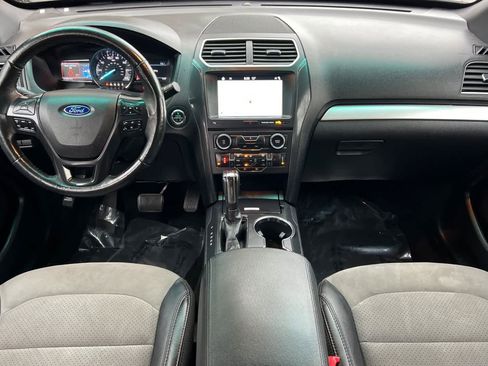 Used 2017 Ford Explorer XLT w/ Equipment Group 202A image 3