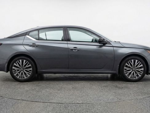 Used 2025 Nissan Altima 2.5 SV image 11