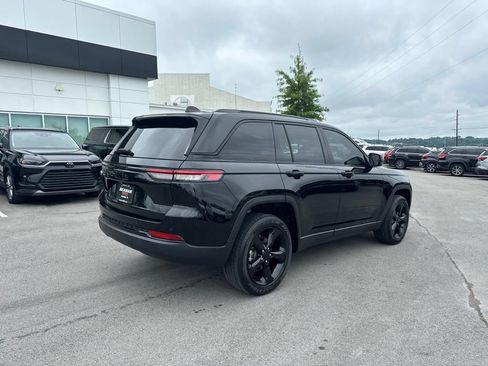 Used 2023 Jeep Grand Cherokee Altitude RWD image 7