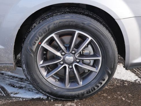 Used 2017 Dodge Grand Caravan SXT image 15