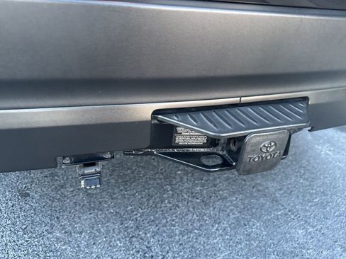 Used 2019 Toyota Highlander XLE image 9