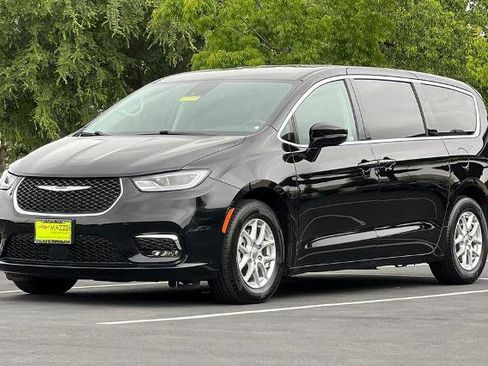 Used 2024 Chrysler Pacifica Touring-L FWD image 16