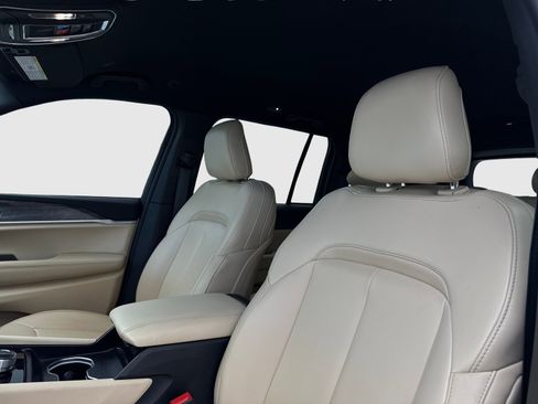 Used 2025 Jeep Grand Cherokee Limited w/ Black Appearance Package image 15