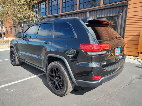 Used 2018 Jeep Grand Cherokee Laredo AWD/4WD image 3