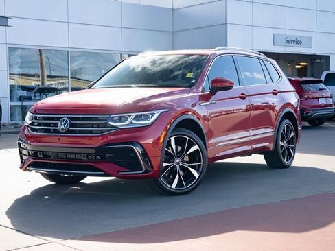 Used 2024 Volkswagen Tiguan SEL R-Line image 2