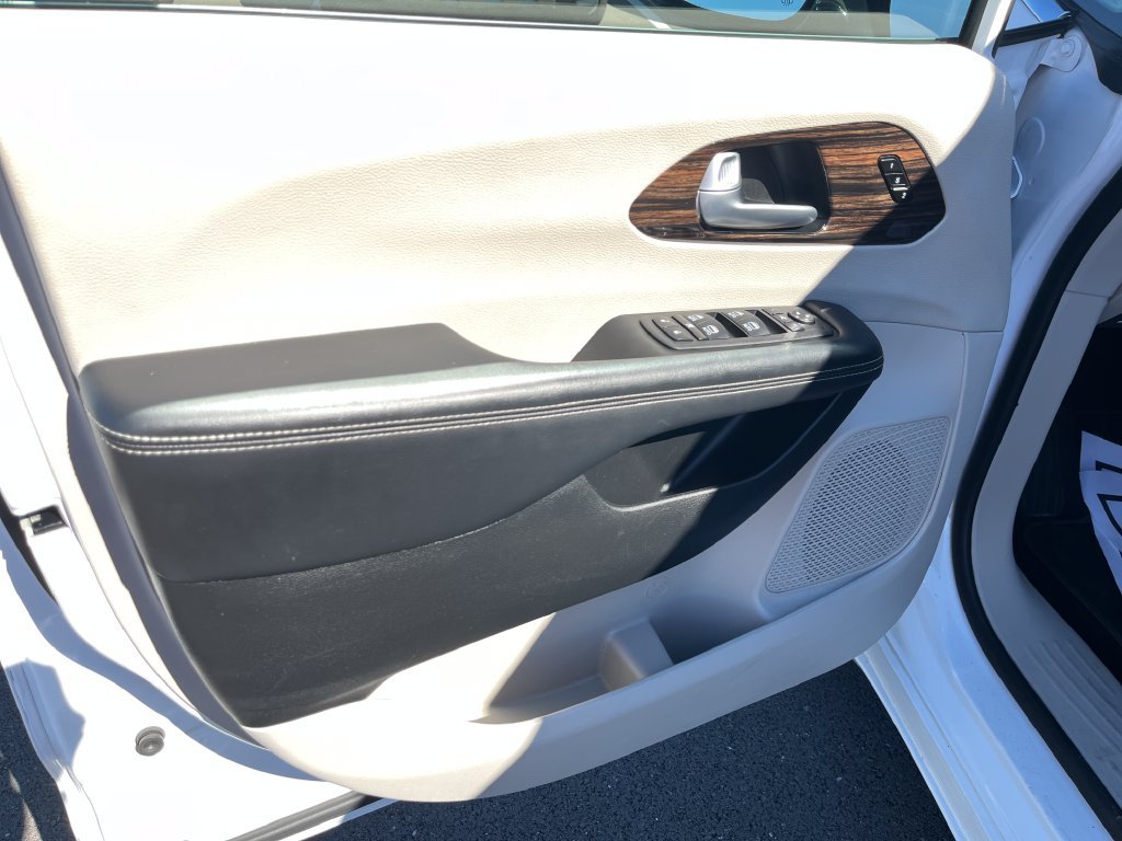 Used 2024 Chrysler Pacifica Limited FWD image 11