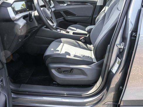 Used 2025 Volkswagen Tiguan SE image 15