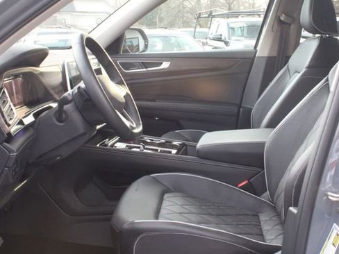 Used 2025 Volkswagen Atlas SEL Premium R-Line image 18