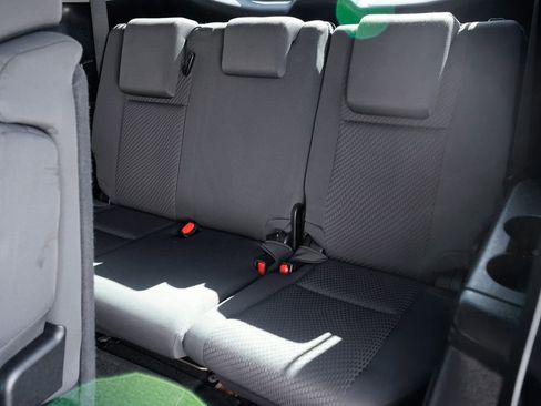 Used 2017 Toyota Highlander LE FWD image 32