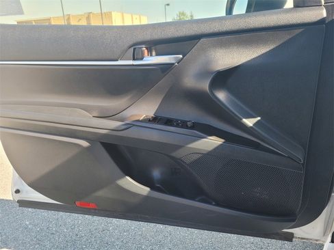 Used 2022 Toyota Camry SE image 30