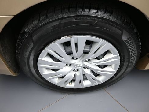 Used 2012 Toyota Camry LE FWD image 12