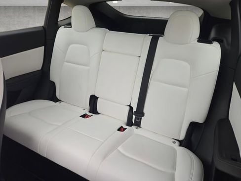 Used 2022 Tesla Model Y Long Range image 22