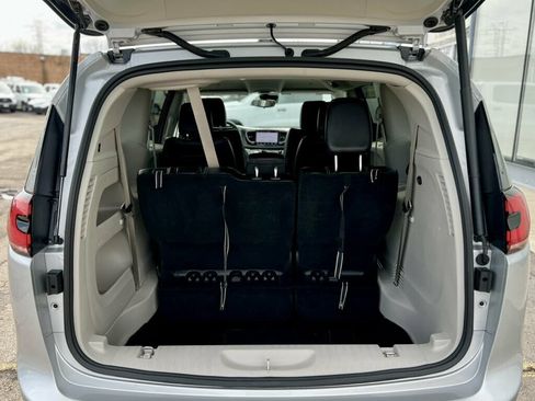 Used 2024 Chrysler Pacifica Touring-L FWD image 7
