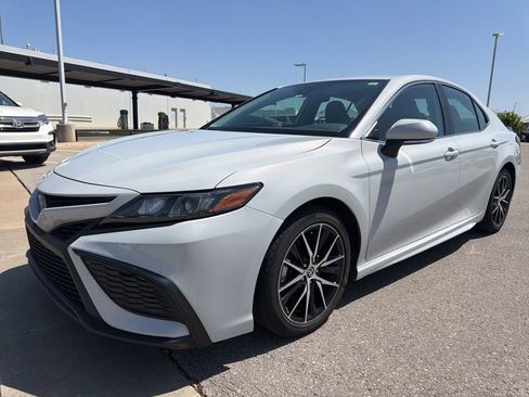 Used 2023 Toyota Camry SE FWD image 9