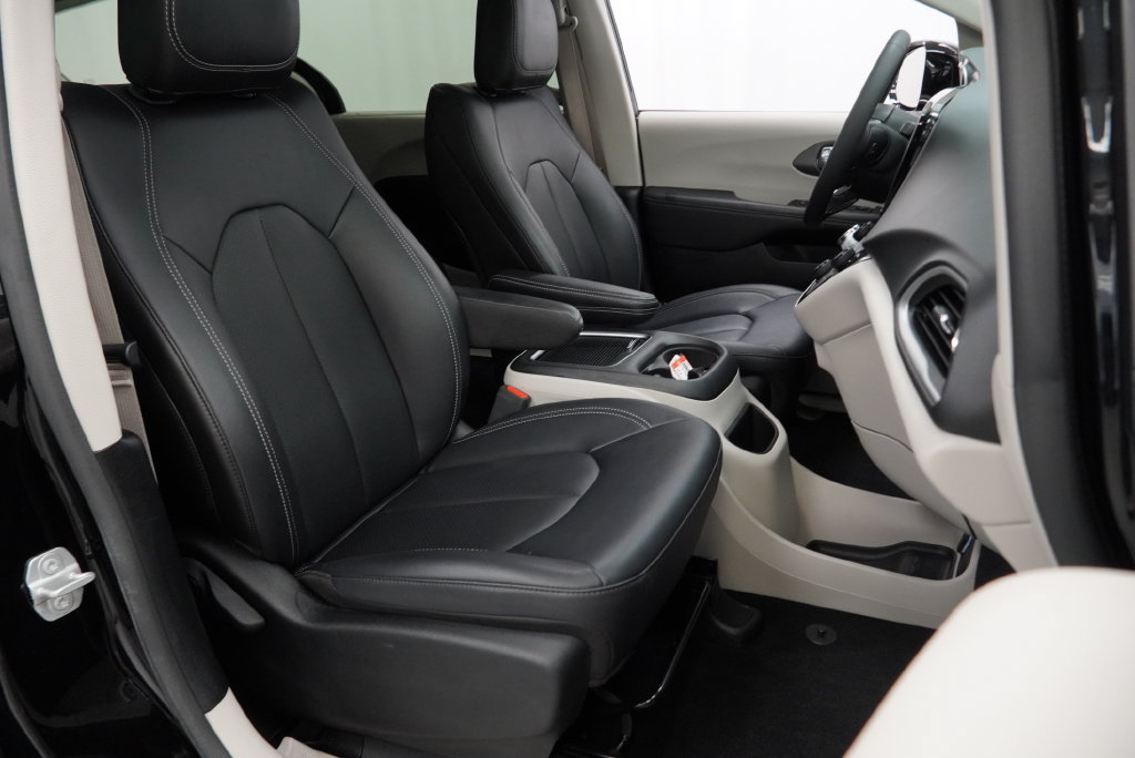 Certified 2024 Chrysler Pacifica Touring-L FWD image 47