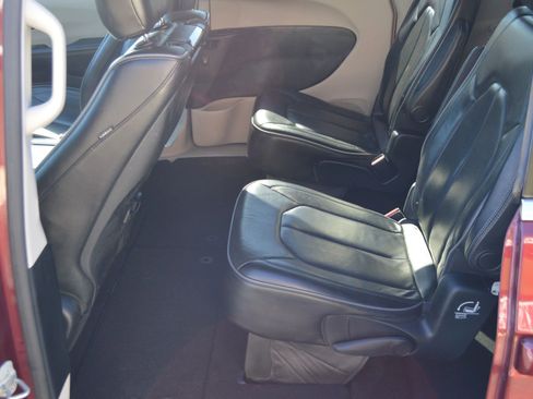 Used 2019 Chrysler Pacifica Limited image 12
