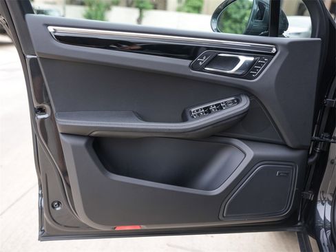 Used 2025 Porsche Macan image 29