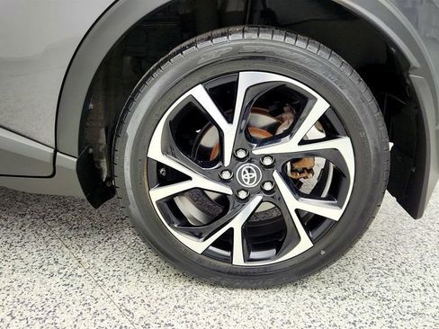 Used 2021 Toyota C-HR XLE image 9