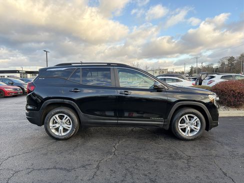 Used 2022 GMC Terrain SLE w/ Driver Convenience Package image 4