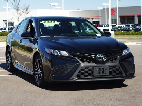 Used 2023 Toyota Camry SE image 2