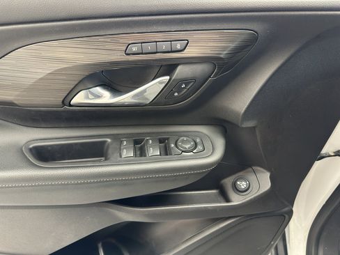 Used 2024 GMC Terrain SLT image 13