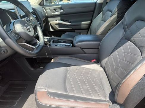 Used 2025 Nissan Pathfinder Platinum w/ Black Appearance Package AWD/4WD image 6