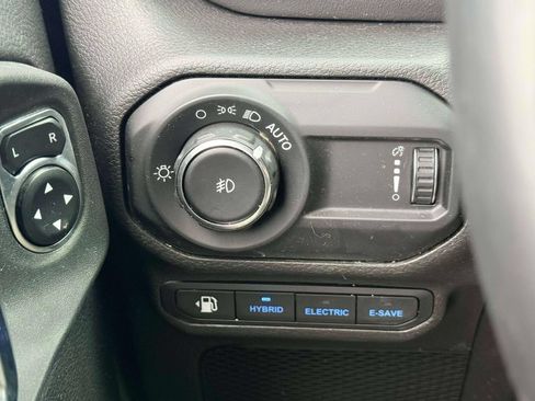 Used 2023 Jeep Wrangler Unlimited Sahara w/ Cold Weather Group AWD/4WD image 17