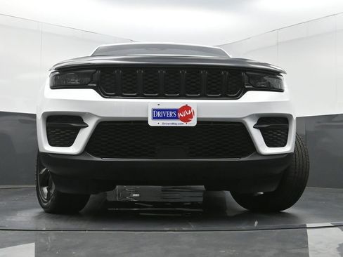 Used 2022 Jeep Grand Cherokee Altitude AWD/4WD image 28