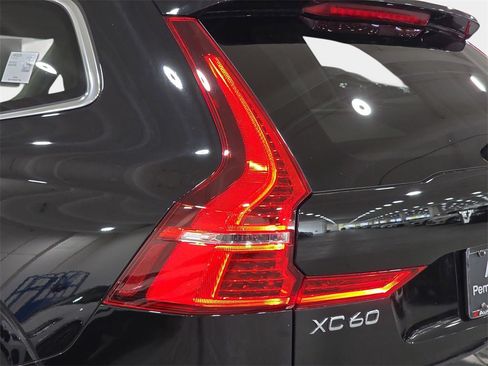 Used 2020 Volvo XC60 T5 Momentum image 32