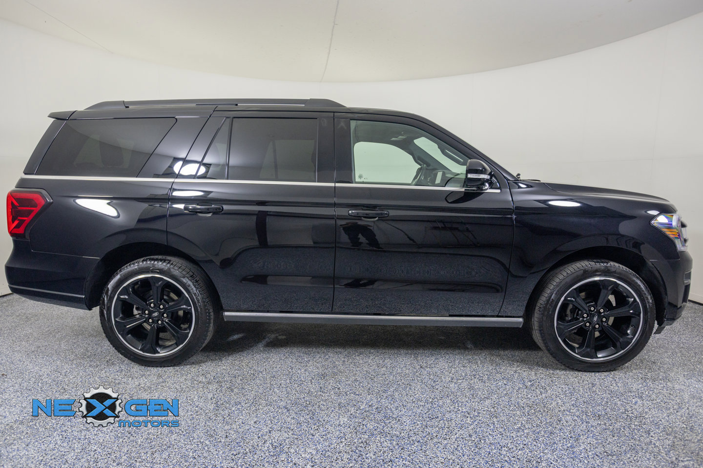 Used 2024 Ford Expedition Limited AWD/4WD image 9