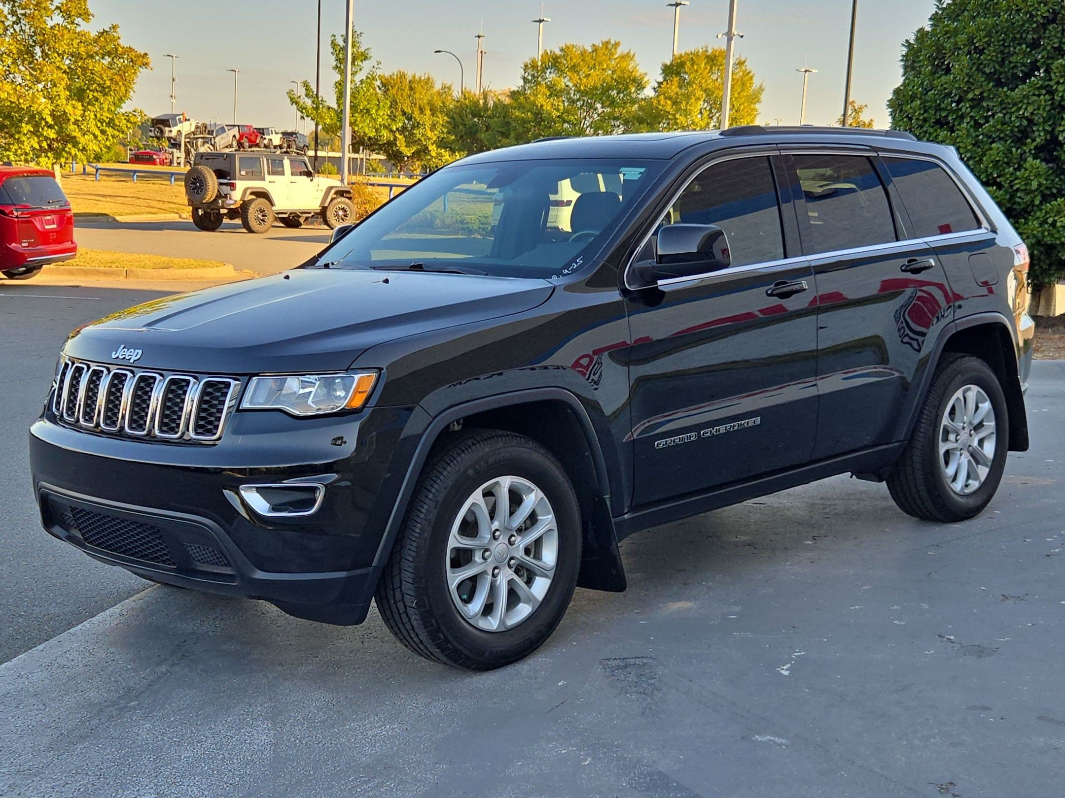 Used 2021 Jeep Grand Cherokee Laredo X RWD image 3