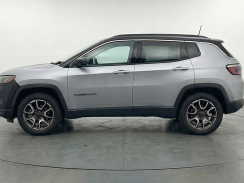 Used 2025 Jeep Compass Trailhawk w/ Trailer Tow Group AWD/4WD image 5